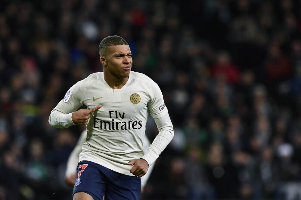 事发上海街头！多辆车突然停止，有人一路猛冲……什么情况？